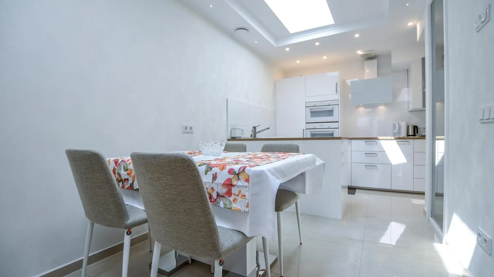 Stylisch Und Schick, Neue Wohnung, U-Bahn 2 Minuten Kolonia Apartament